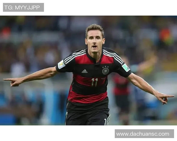 探索右边后卫足球明星的辉煌历程与赛场表现解析 探索右边后卫足球明星的辉煌历程与赛场表现解析