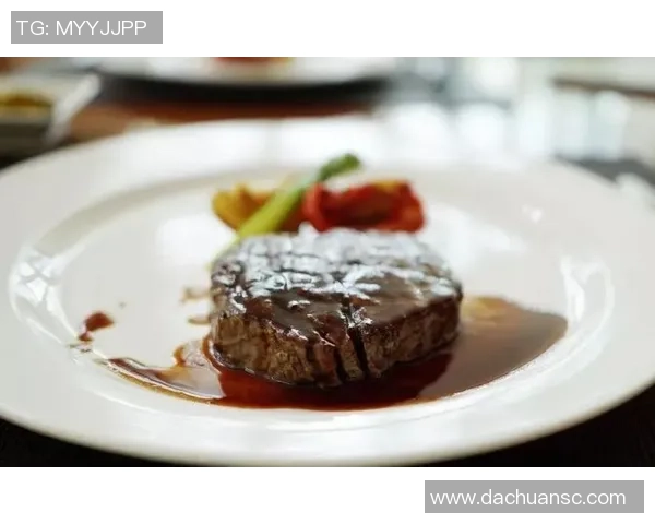 足球明星享受奢华美食金箔牛排引发热议与关注