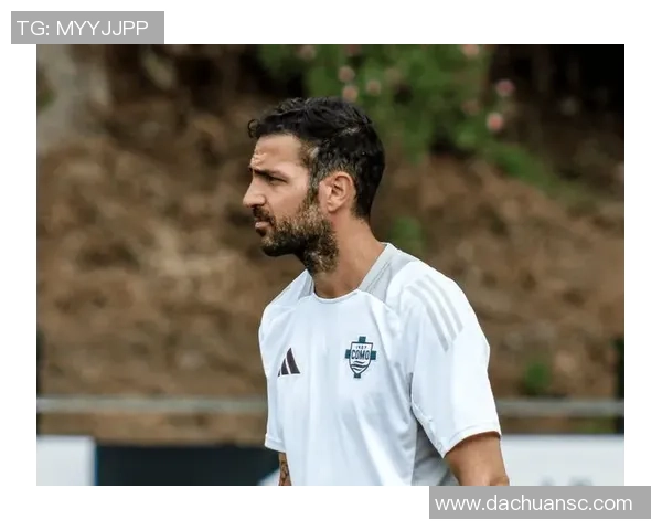 足球明星背后的引导者揭秘各大俱乐部教练的风采与成就 足球明星背后的引导者揭秘各大俱乐部教练的风采与成就