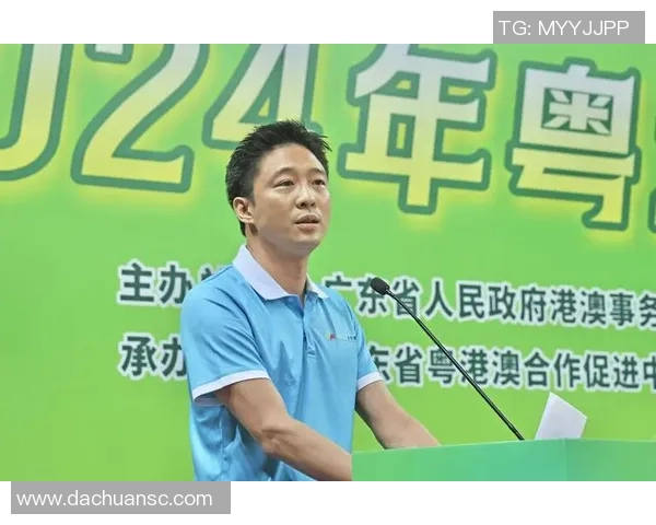 香港足球明星队霍启山携手球迷共创辉煌未来展现足球热情与团结精神 香港足球明星队霍启山携手球迷共创辉煌未来展现足球热情与团结精神